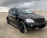 Mercedes-Benz ML 320 CDI 4MATIC - - schwarze Mercedes-Benz ML 320