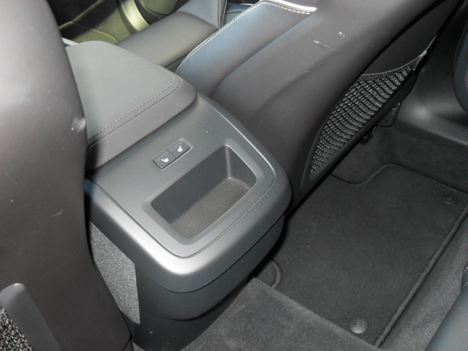 Fahrzeugabbildung Volvo XC 60 B5 Plus Black Edition AWD | Luftfederung