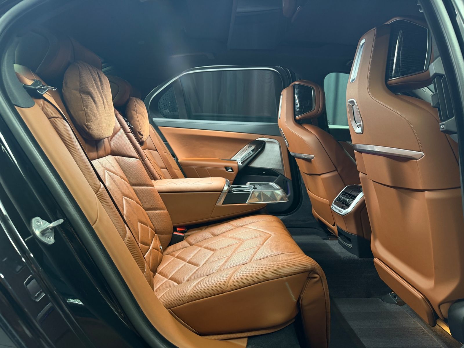 Fahrzeugabbildung BMW 750e xDrive M Sport Pro|TV|B&W|MASSAGE|SKY-LOUNG
