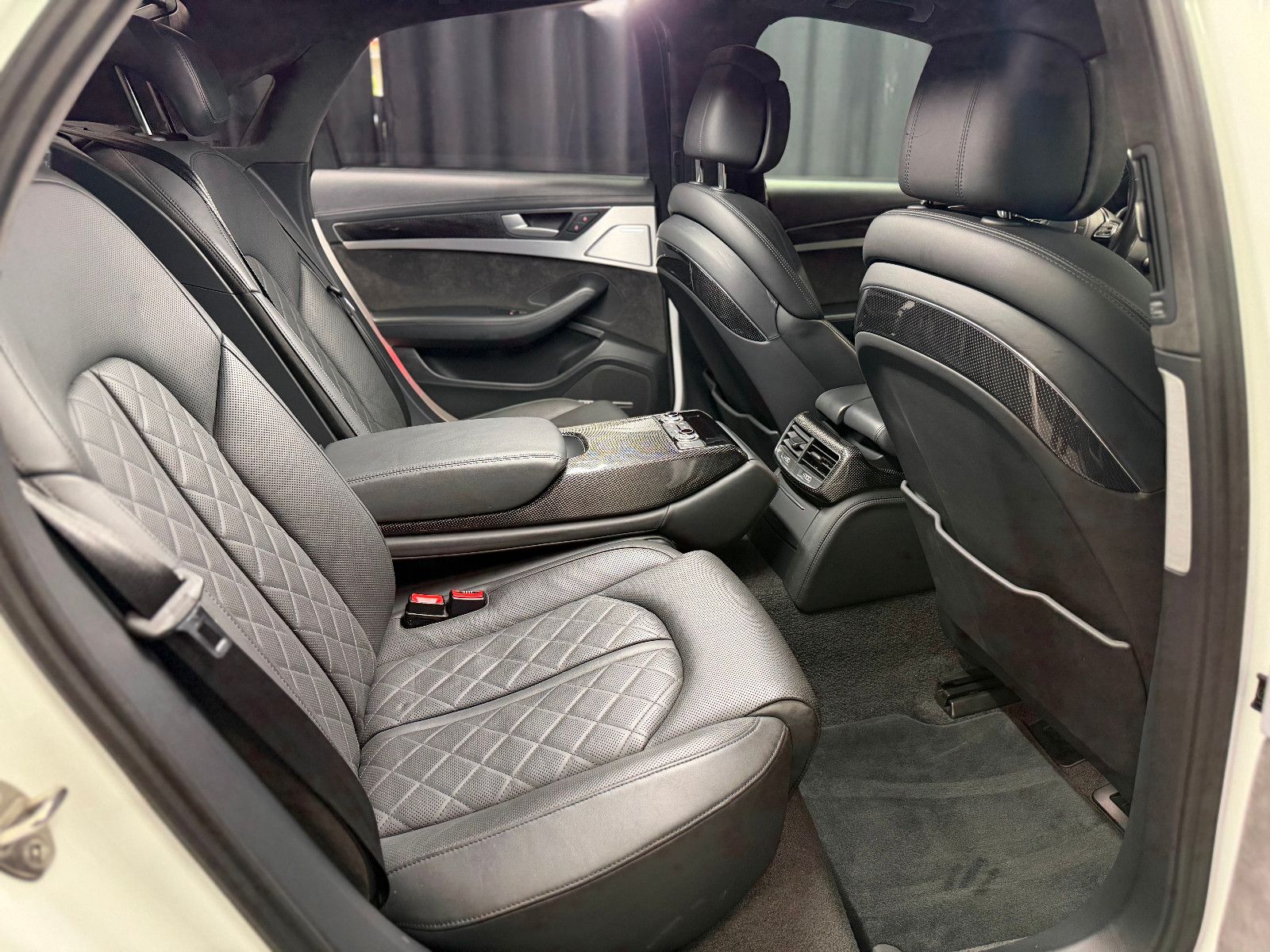 Fahrzeugabbildung Audi S8 4.0 TFSI quattro plus |KERAMIK|CARBON|MASSAGE