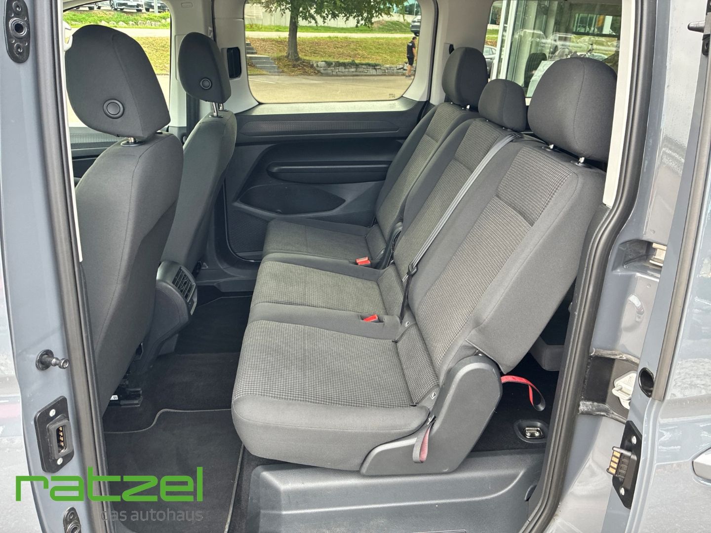 Fahrzeugabbildung Volkswagen Caddy Life Basis 7-Sitzer 2.0 TDI AHK-abnehmbar