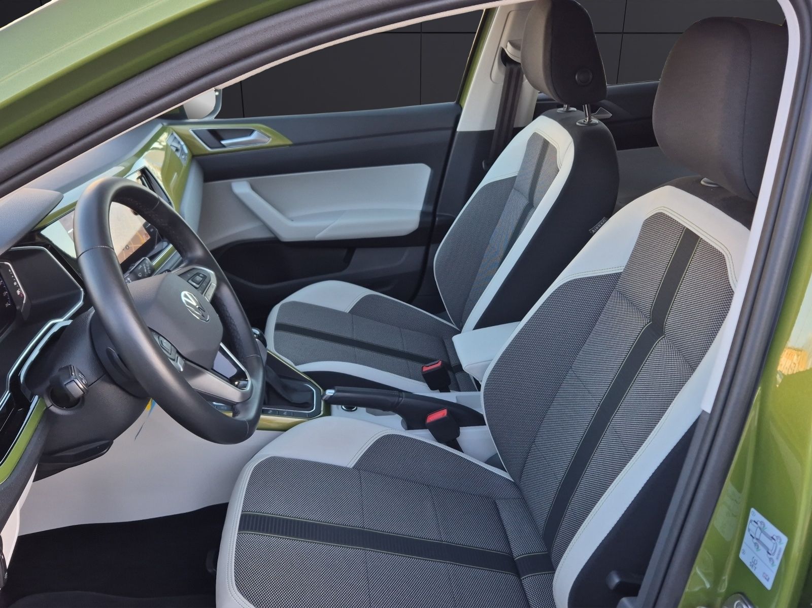 Fahrzeugabbildung Volkswagen Taigo 1.0 TSI Style DSG Matrix RFK SHZ ACC APP