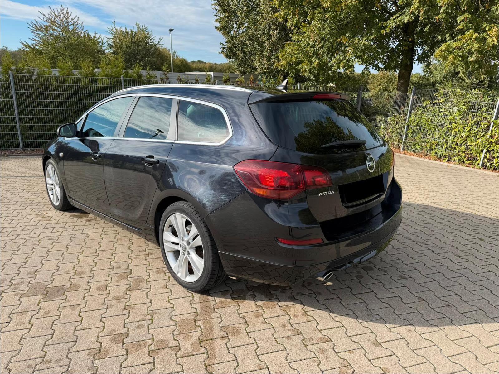 Opel Astra 2011 — двигун 1.956 cm³, 160 HP (118kW)
