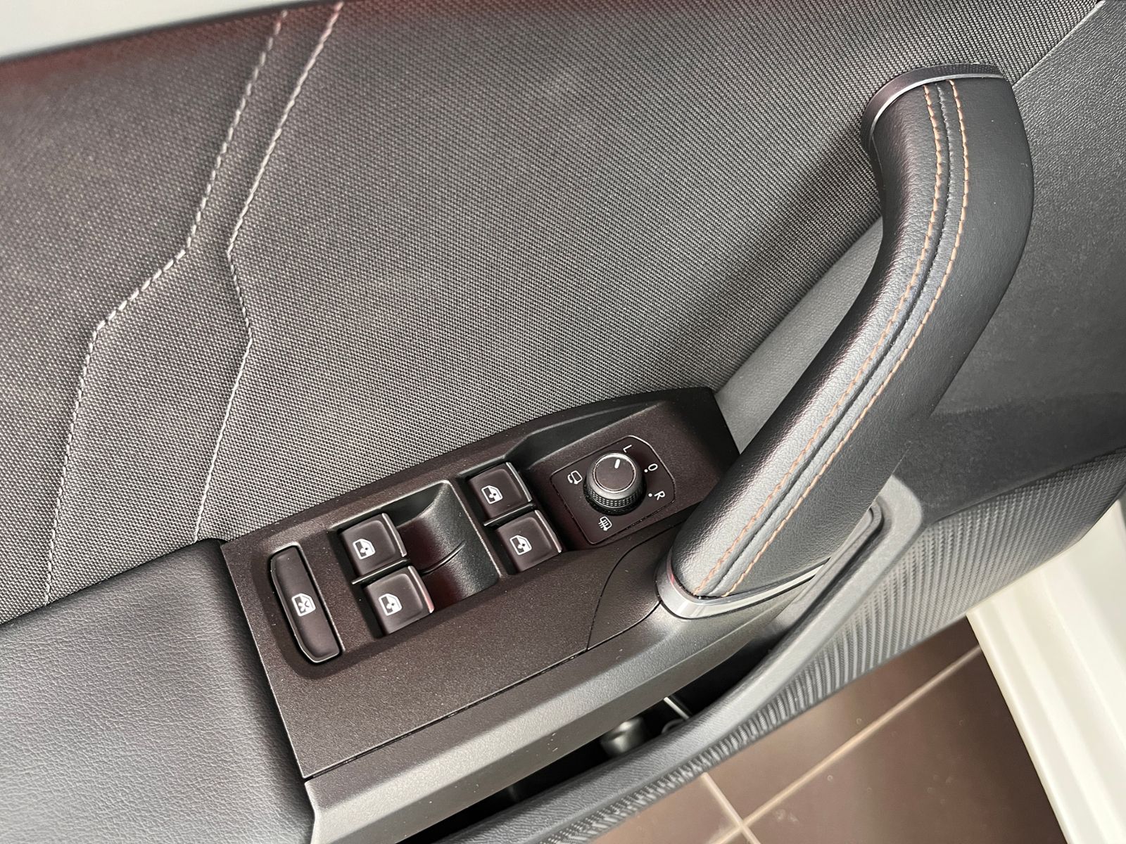 Fahrzeugabbildung CUPRA Leon VZ e-Hybrid LED ACC NAV RFK SHZ 19"
