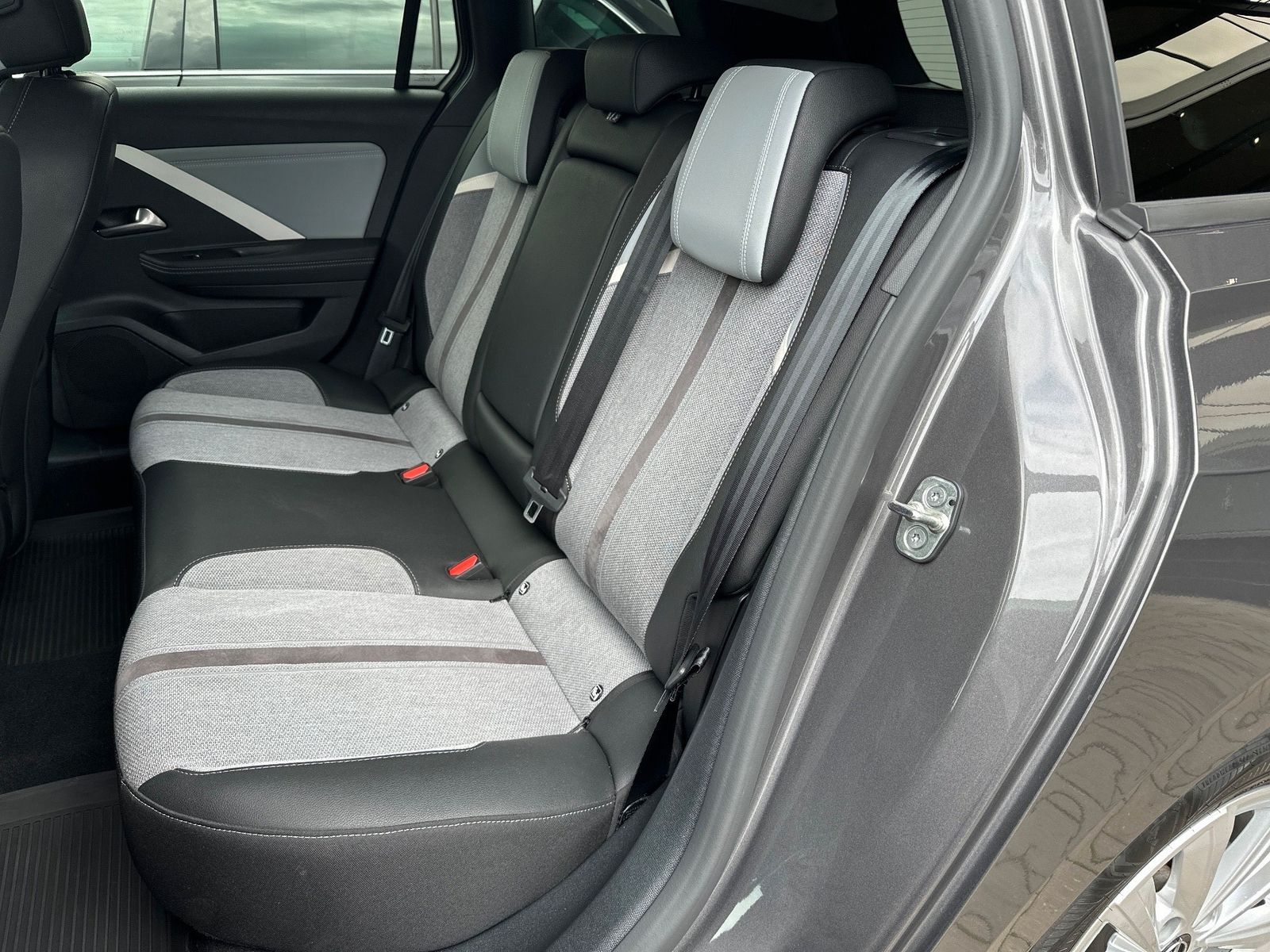 Fahrzeugabbildung Opel Astra SpT 1.5 D Aut Business Elegance NAV+LED