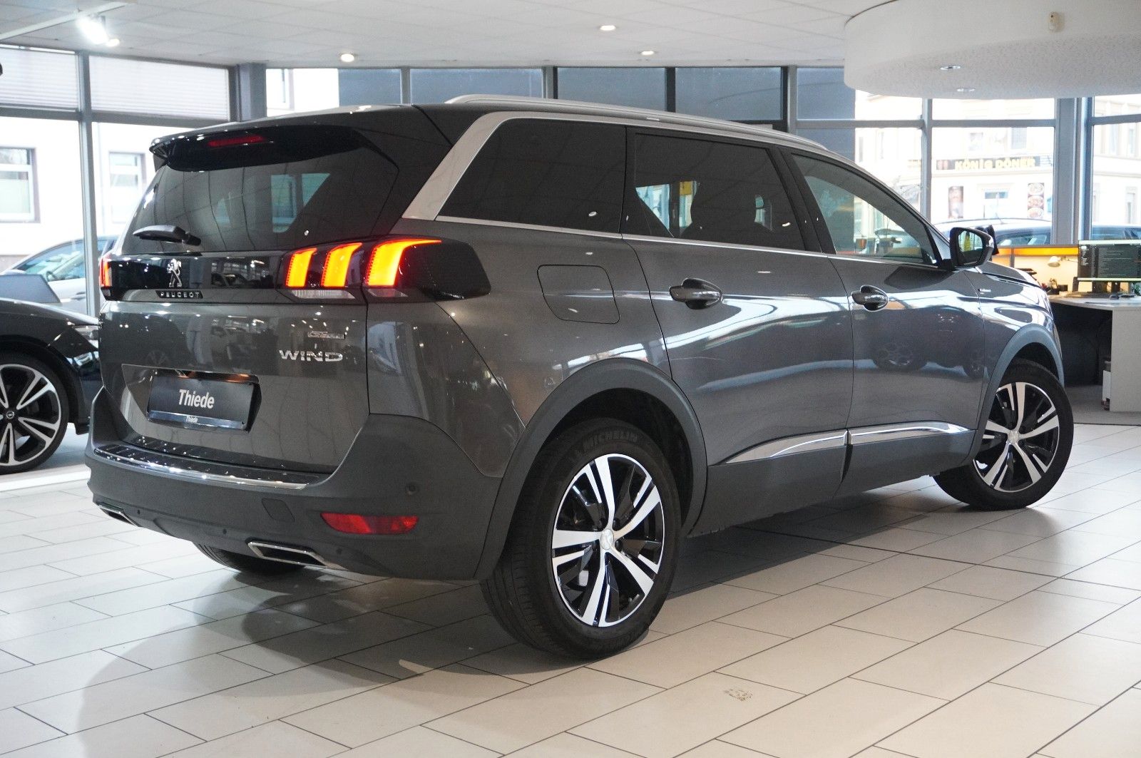 Fahrzeugabbildung Peugeot 5008 1.2T ALLURE GT-LINE 7-SITZ NAVI/LED/KAMERA