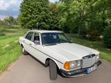 Mercedes-Benz 300 - Mercedes-Benz aus 1984 mit Diesel-Antrieb