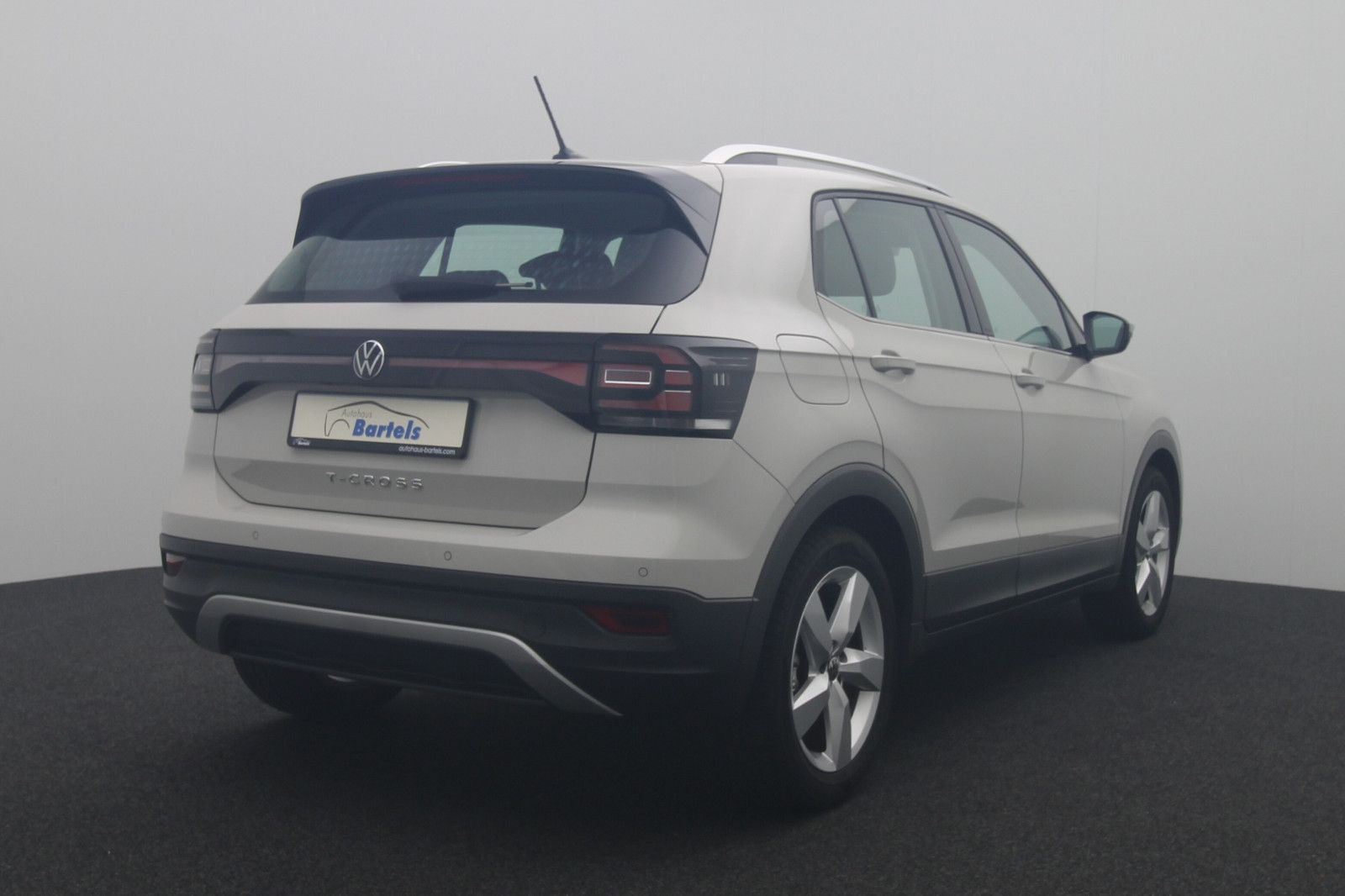 Fahrzeugabbildung Volkswagen T-Cross Navi LED AppleCar Einparkhilfe v+h