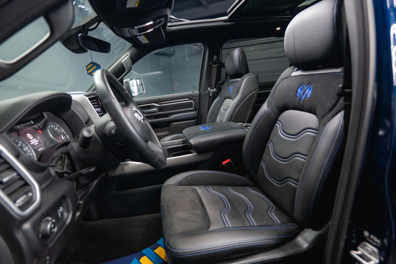 Fahrzeugabbildung Dodge RAM 5.7 V8 HEMI 4x4 NIGHT *Pano*LED* Unfallfrei