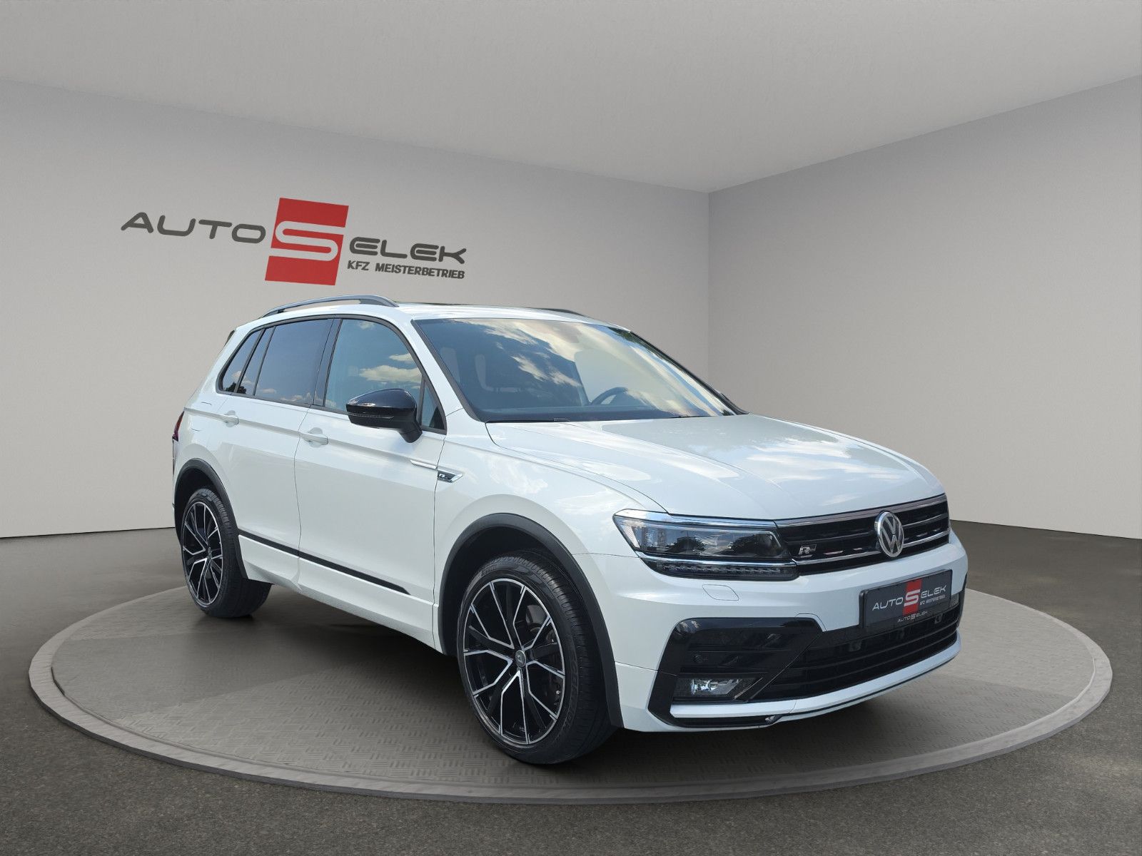 Fahrzeugabbildung Volkswagen Tiguan  R-LINE HiGHLiNE  4MOTION PANORAMA DACH