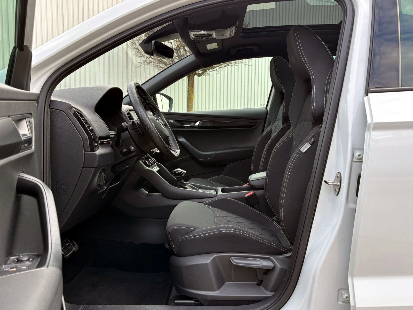Fahrzeugabbildung SKODA Karoq 1.5TSI DSG SPORTLINE ACC 360° PANO AHK LED