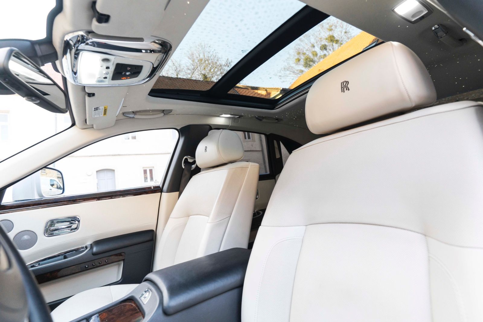 Fahrzeugabbildung Rolls-Royce Ghost V12 TWO TONE FACELIFT STERNHIMMEL KÜHLBOX