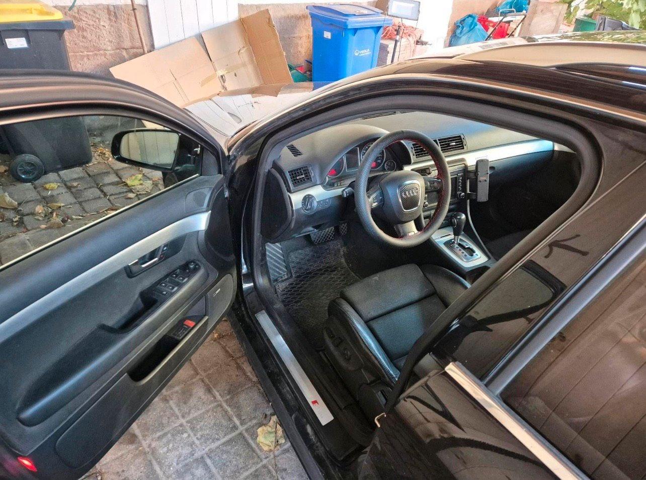 Audi A4 2006 — салон