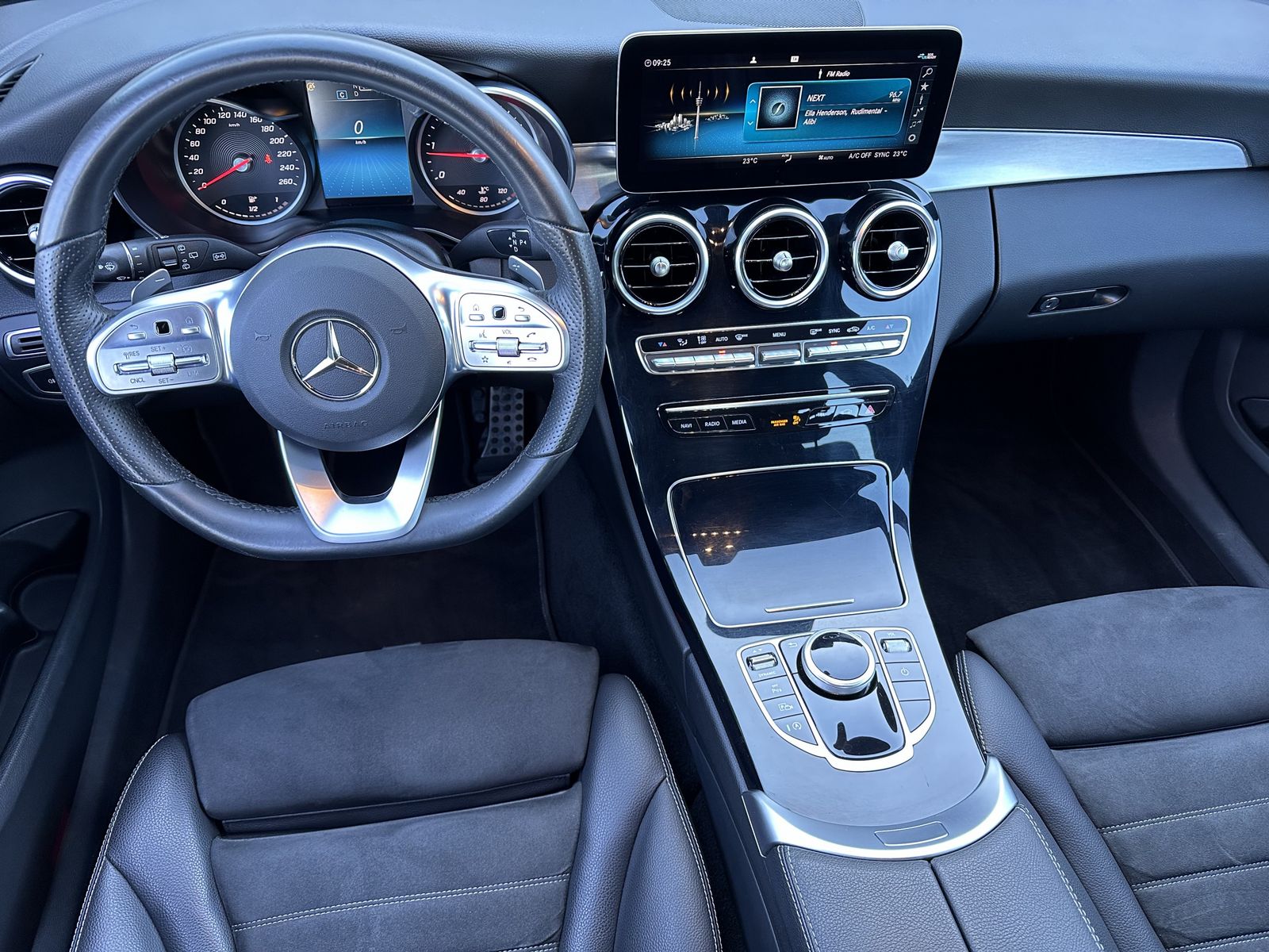 Fahrzeugabbildung Mercedes-Benz C 220d T AMG-Line NAV+AHK+CARPLAY+BURMESTER+18ZO
