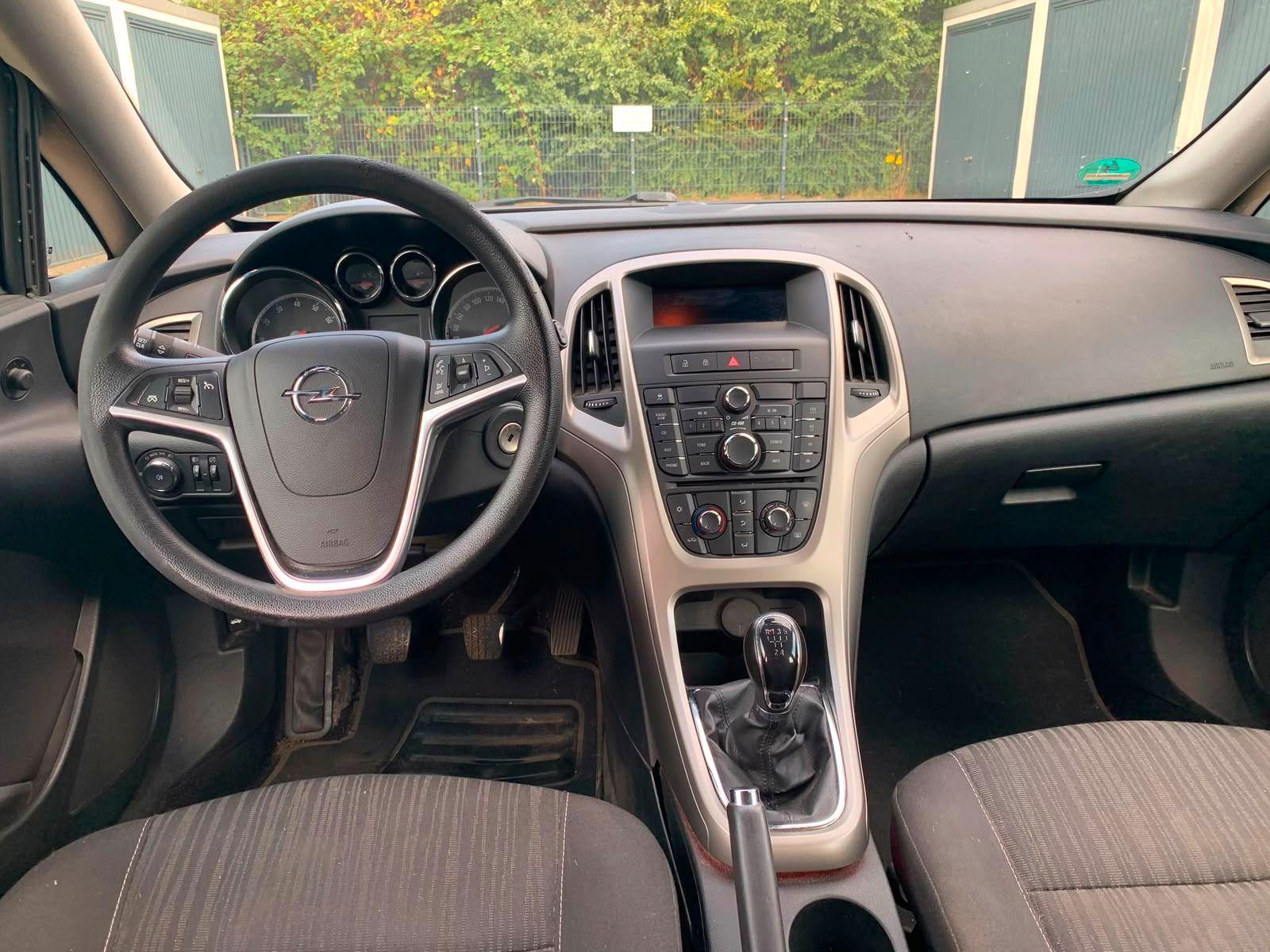 Opel Astra 2011 — photo 7