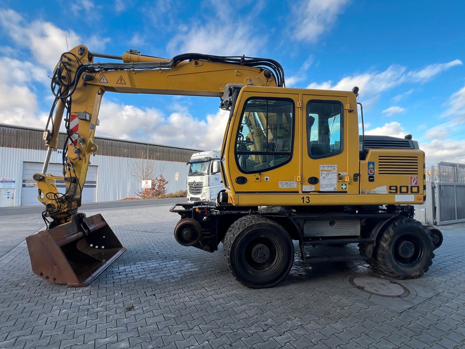 Fahrzeugabbildung Liebherr A 900 C ZW Litronic / 19.393 h / 2011