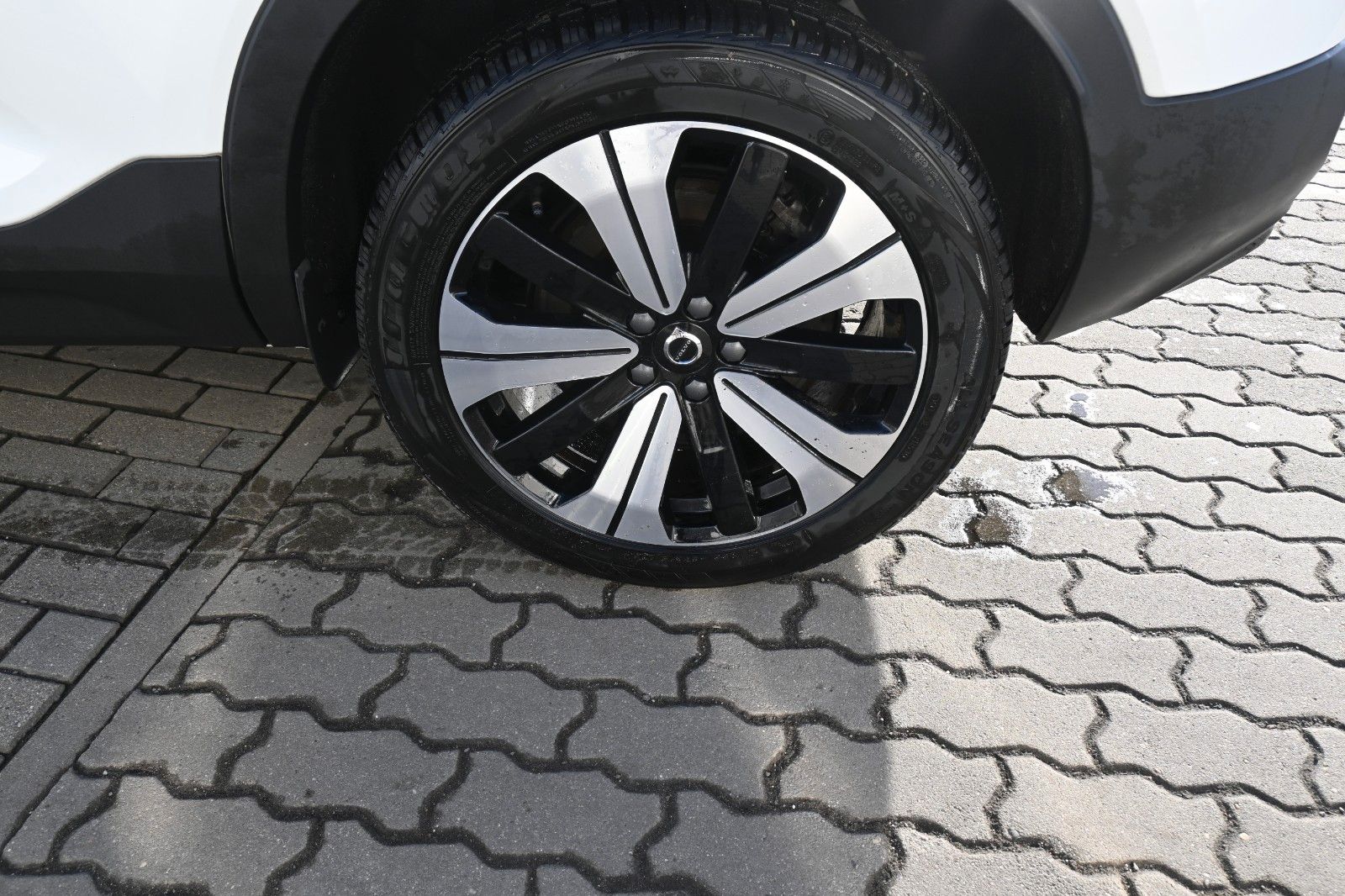 Fahrzeugabbildung Volvo XC40 BEV Core 2WD Single Motor