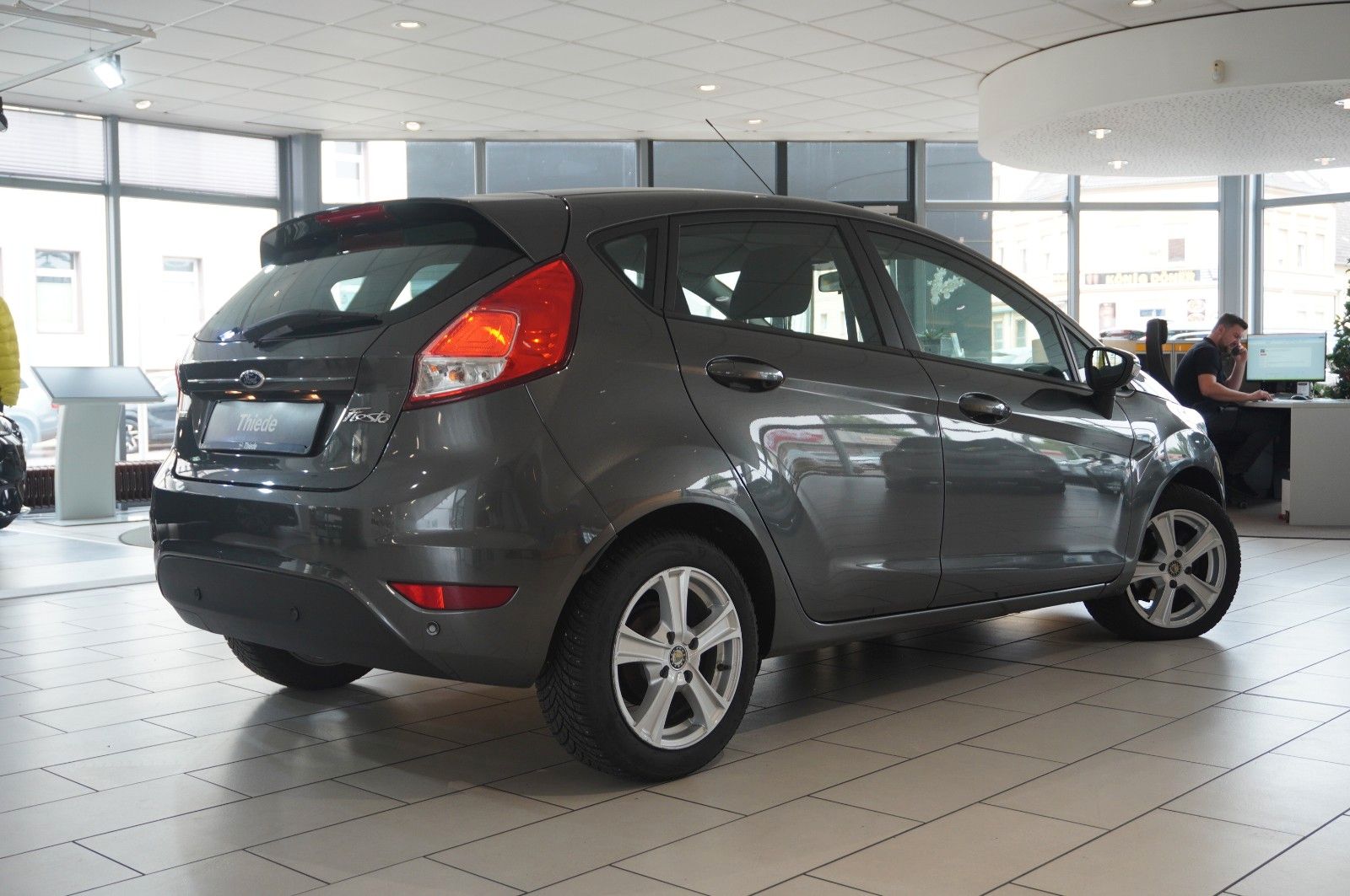 Fahrzeugabbildung Ford Fiesta 1,0 TREND 5-TÜR LED/SHZ/PDC/NEBEL/USB