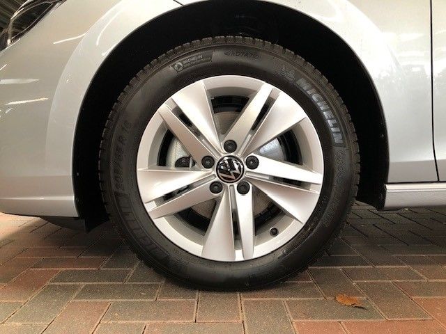 Fahrzeugabbildung Volkswagen Golf Life 1.5 TSI Digitales Cockpit LED Sperrdif