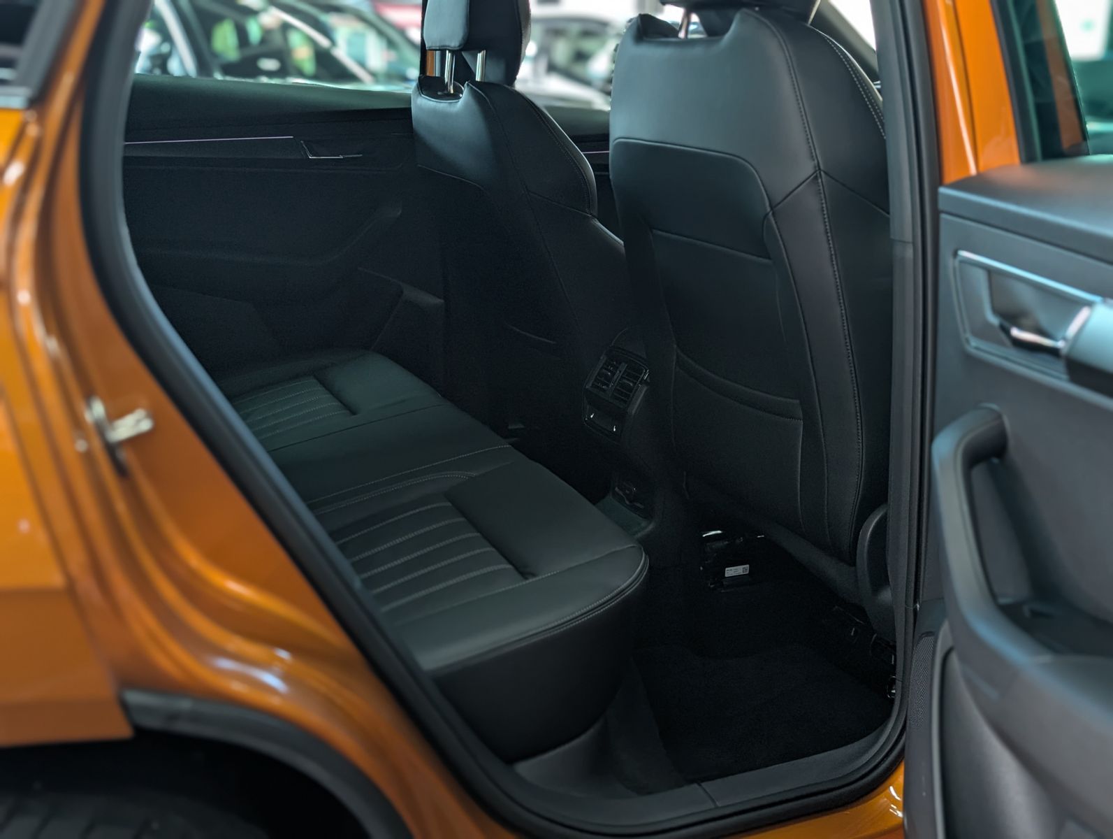 Fahrzeugabbildung SKODA Karoq Sportline 4x4 2.0 TSI PANO AHK StHz VOLL