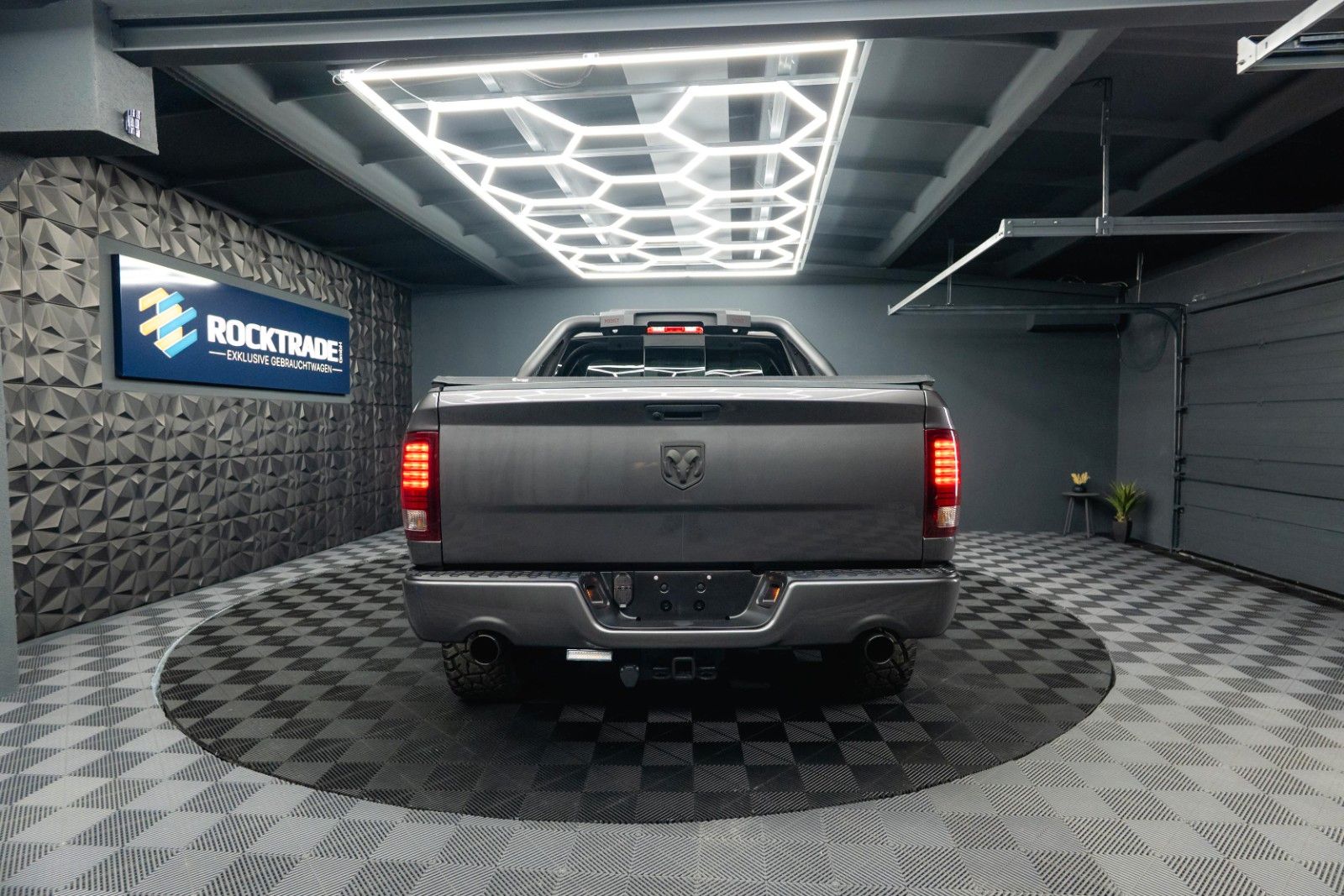 Fahrzeugabbildung Dodge RAM 5.7 V8 HEMI 4x4 OFFROAD Night-Paket LONGBED