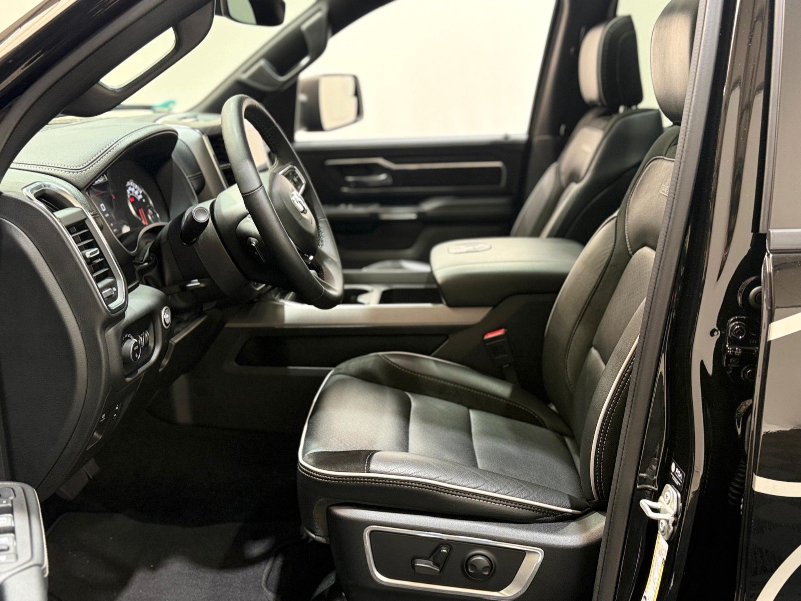 Fahrzeugabbildung Dodge RAM 1500 Laramie Sport MY25 *LPG,REVOLVER,AHK*