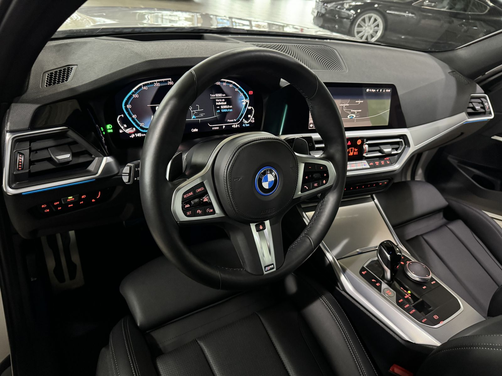 Fahrzeugabbildung BMW 320e M Sport Panoram Kamera HUD DAB HiFi Komfort