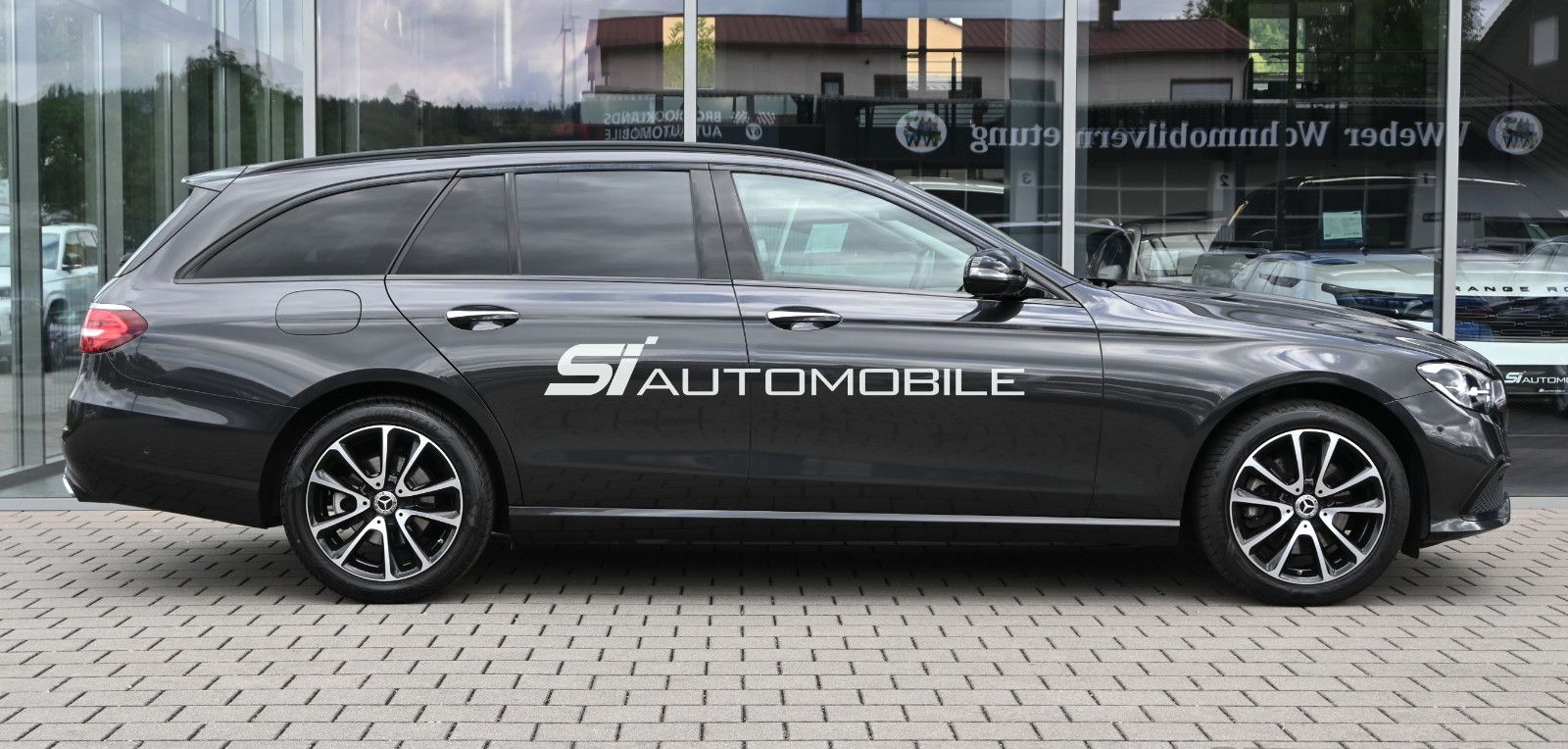 Fahrzeugabbildung Mercedes-Benz E 200 4Mat. T NIGHT °ACC°AHK°BURM°HUD°STANDHEIZ°