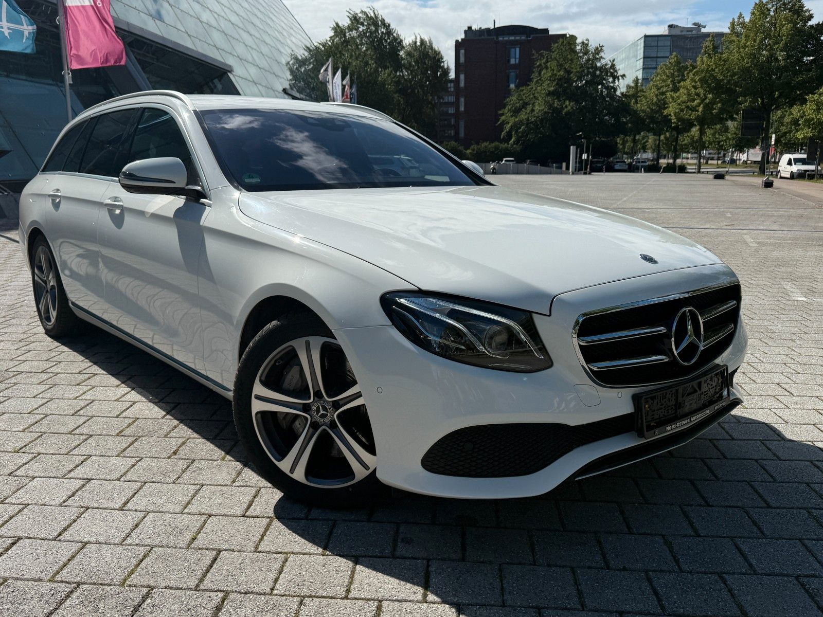 MERCEDES-BENZ E 350 d-Avantgarde-Comand-Multibeam-AHK-Ambiente