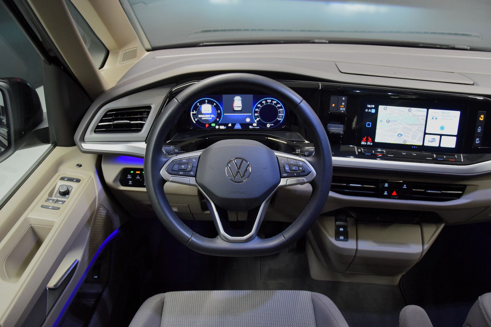 Fahrzeugabbildung Volkswagen T7 Multivan DSG Life 7-Sitze Pano AHK IQ-Light