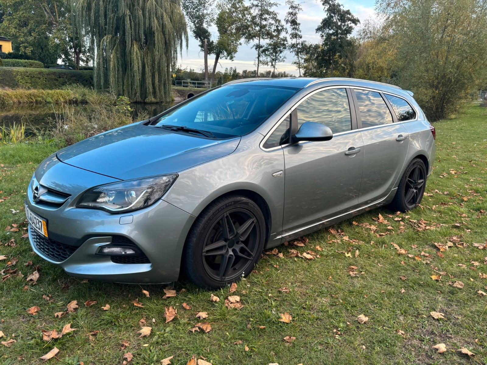 Opel Astra 2015 — вигляд ззаду