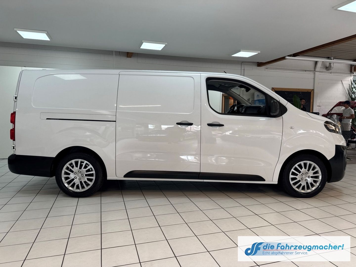 Fahrzeugabbildung Opel Vivaro Kasten -e Elegance L 75 kWh HUD Navi Appl