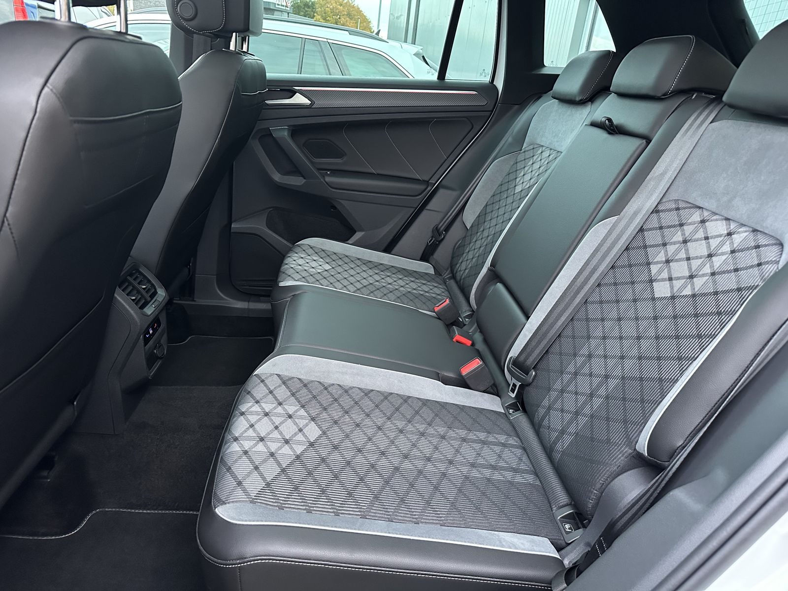 Fahrzeugabbildung Volkswagen Tiguan 1.4 eHybrid DSG R-Line NAV+LED+ACC+V-COCK