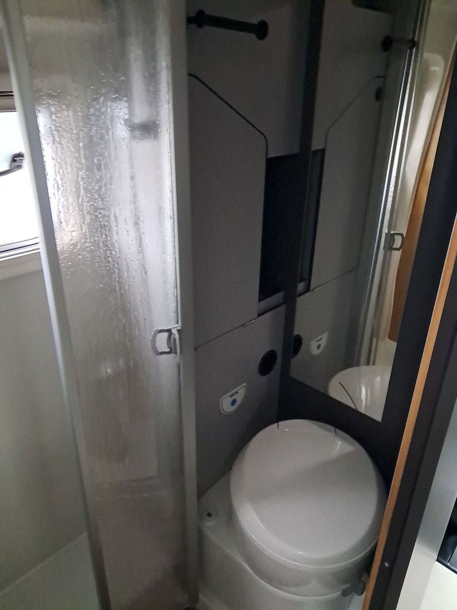 Fahrzeugabbildung Karmann Dexter 4x4 DE 570 AW Klima, RFK, El. Trittstufe