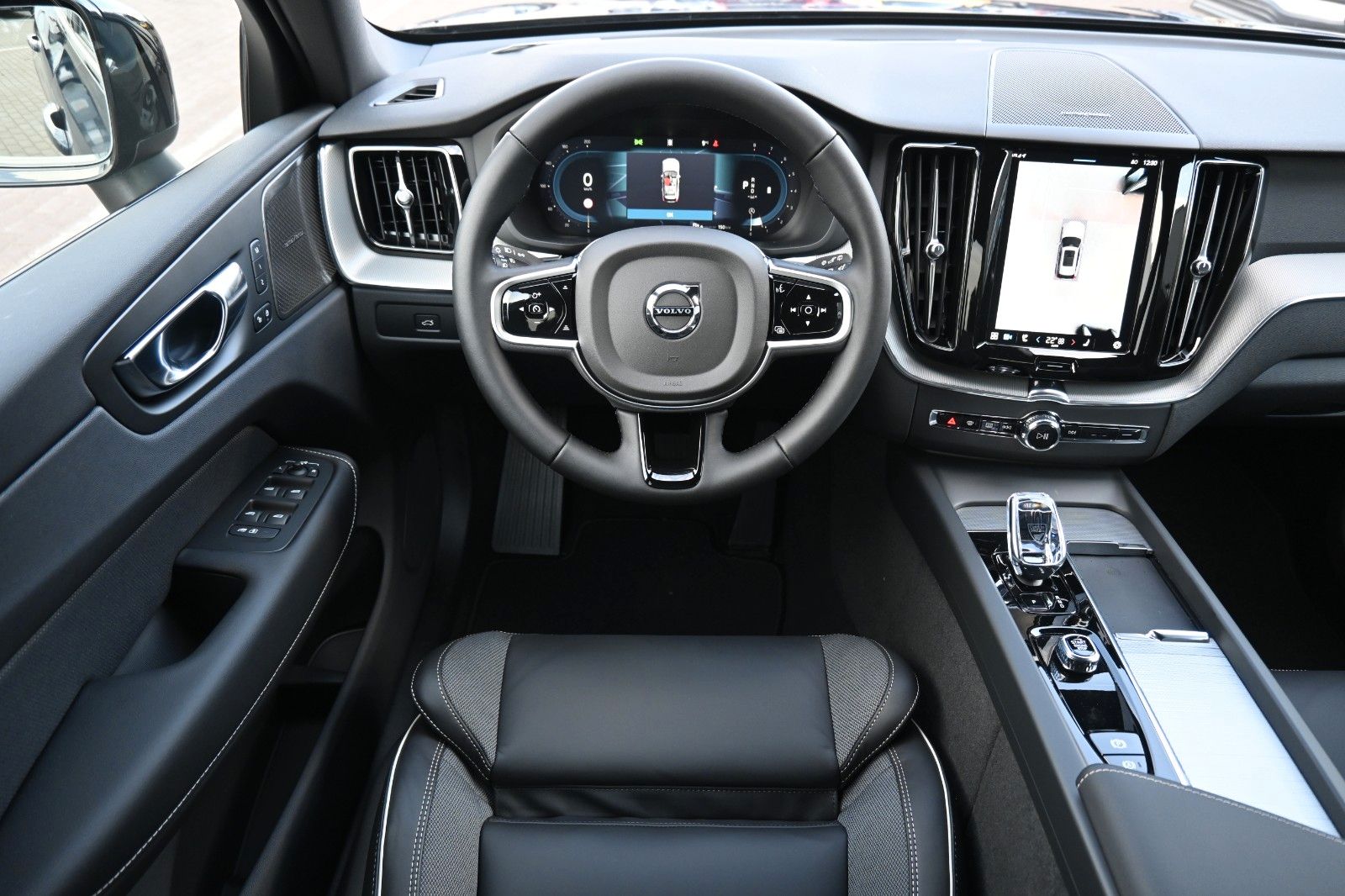 Fahrzeugabbildung Volvo XC60 B5 AWD Plus Dark*FSHZG*360°*H&K*ACC*AHK