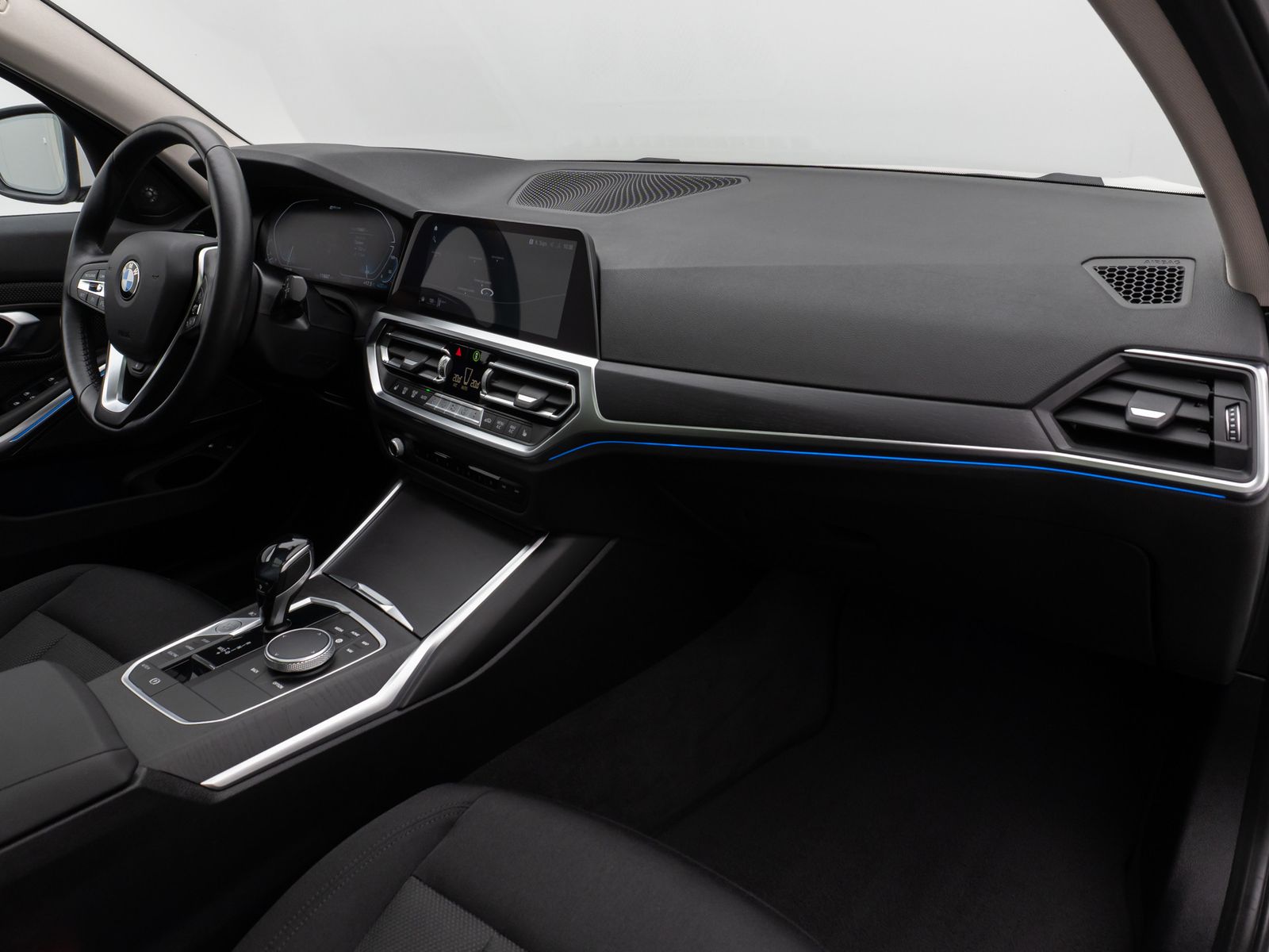 Fahrzeugabbildung BMW 330e Panorama Laser HUD DAB H/K Komfort Alarm