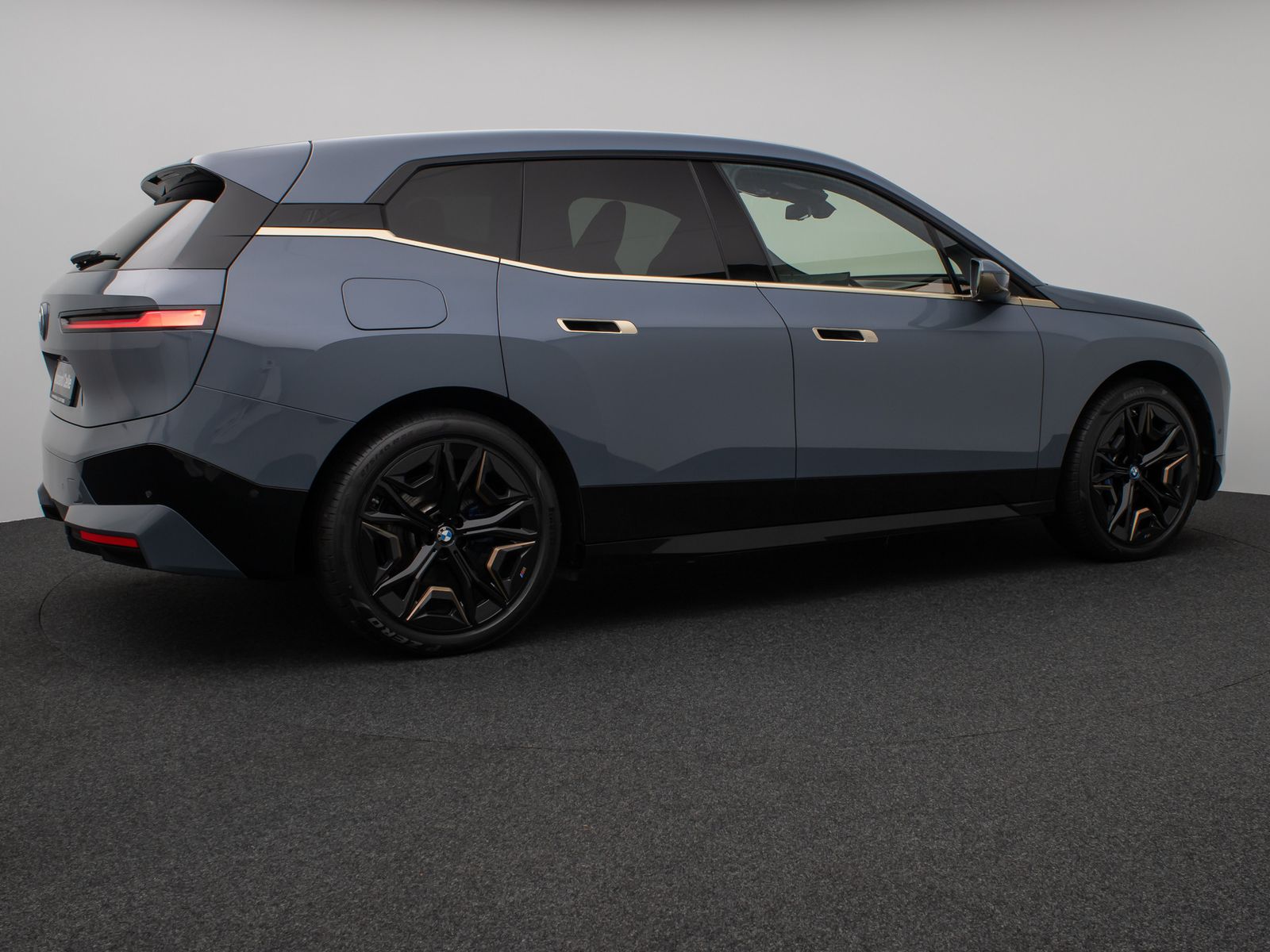 Fahrzeugabbildung BMW iX xD50 Sport Panorama 360°Laser H/K SoftCl 22"