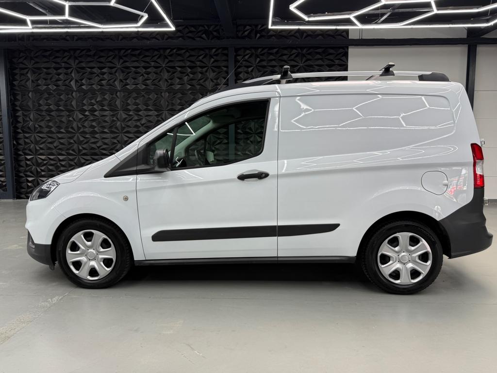 Ford Transit Courier 1.5 TDCi, Studioaufnahme