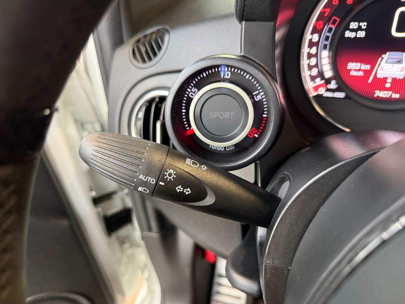 Fahrzeugabbildung Abarth 695C SABELT BREMBO RED-Paket CarPlay
