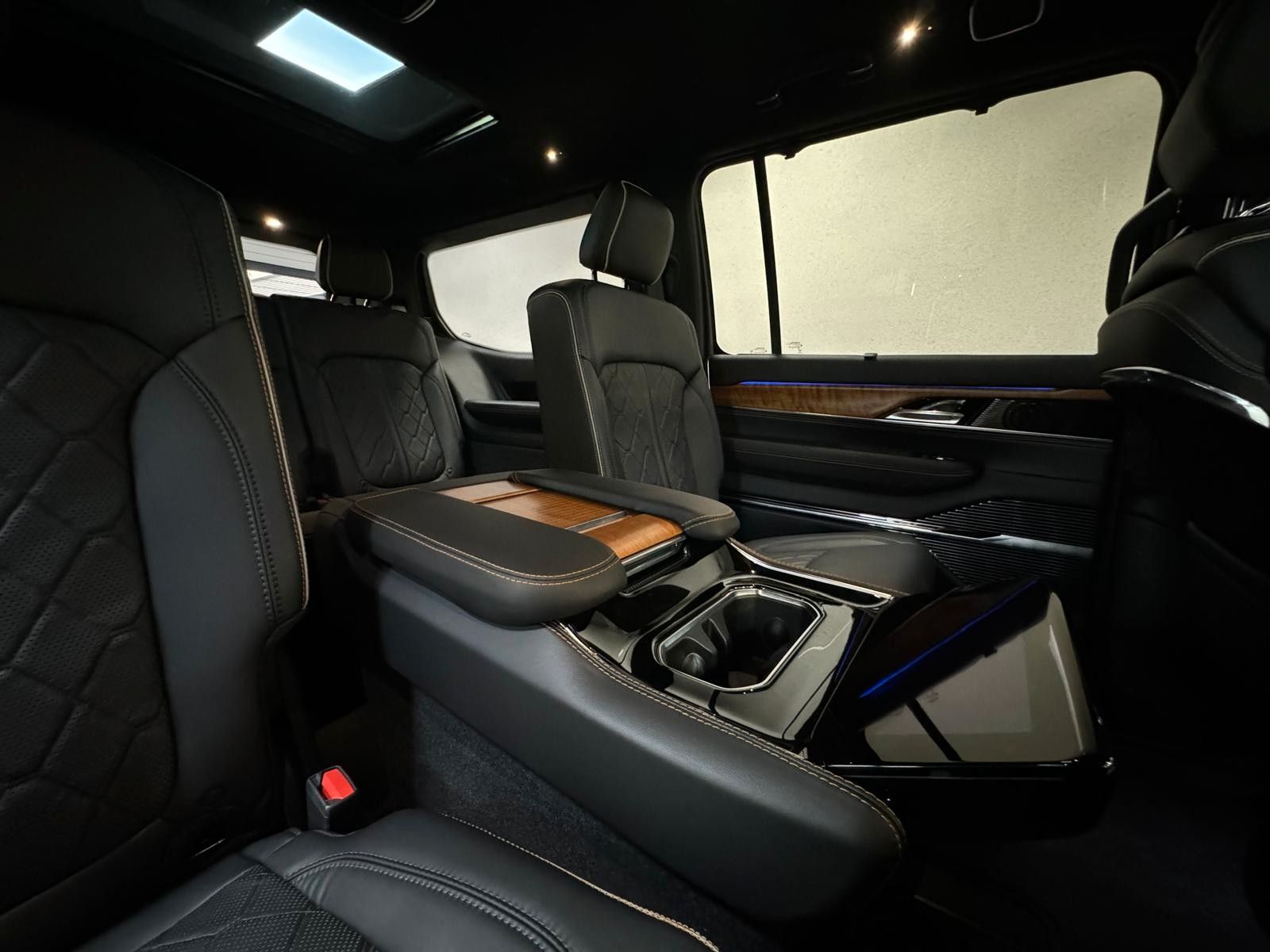 Fahrzeugabbildung Jeep GRAND WAGONEER SER. III BLACK LINE-24"6.4L V-8 .