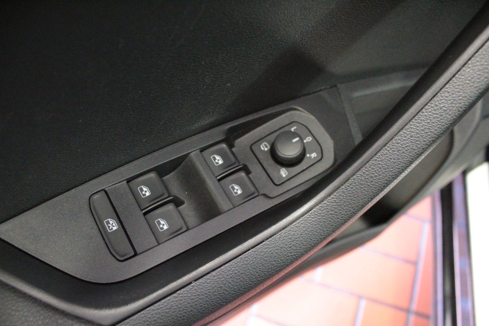 Fahrzeugabbildung SKODA Karoq 1.0 TSI AMBITION  AHK *Allwetter*