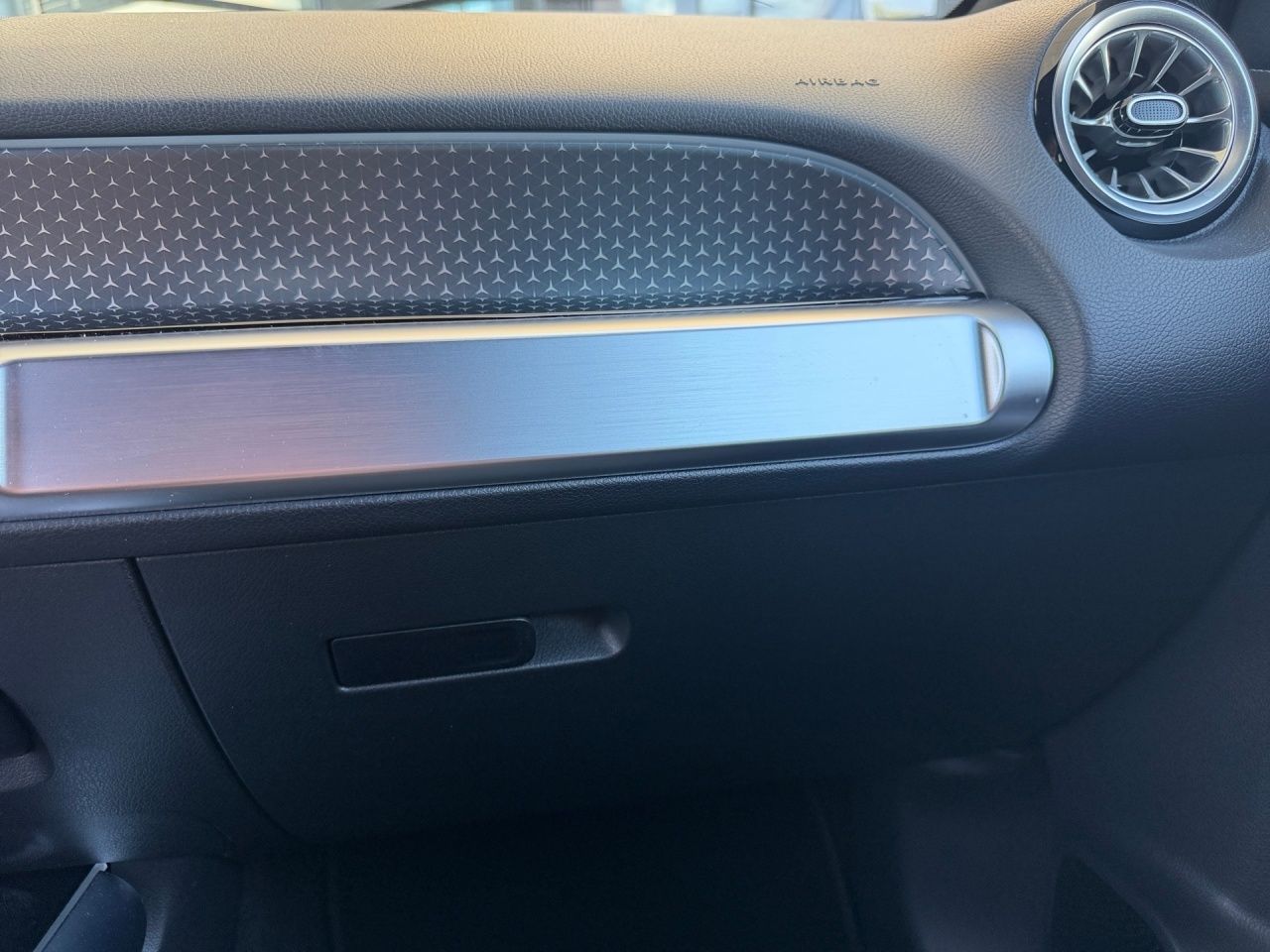 Fahrzeugabbildung Mercedes-Benz EQB 350 4M BONUS+AHK+PANO+360°+DISTR+WINTER+KEYL