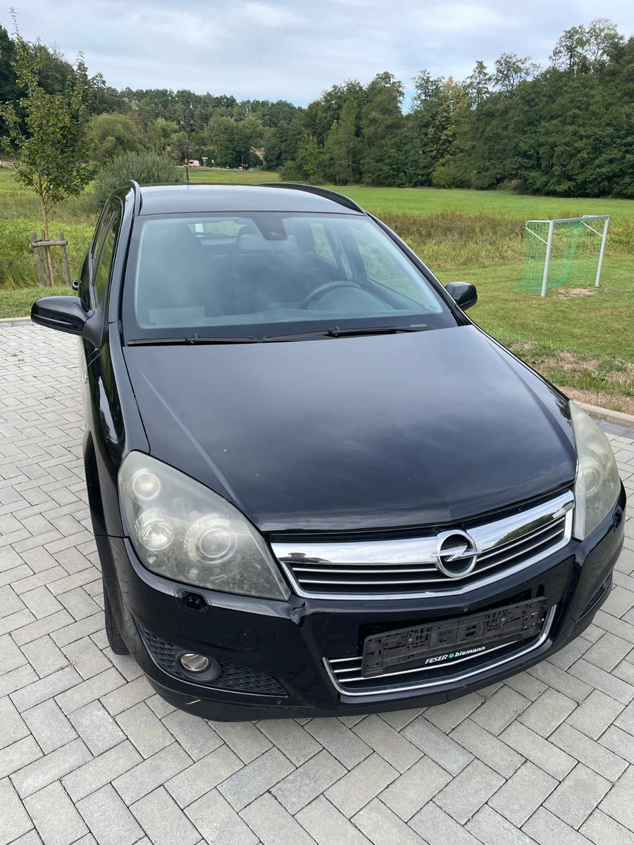 Opel Astra 2008 — rear view