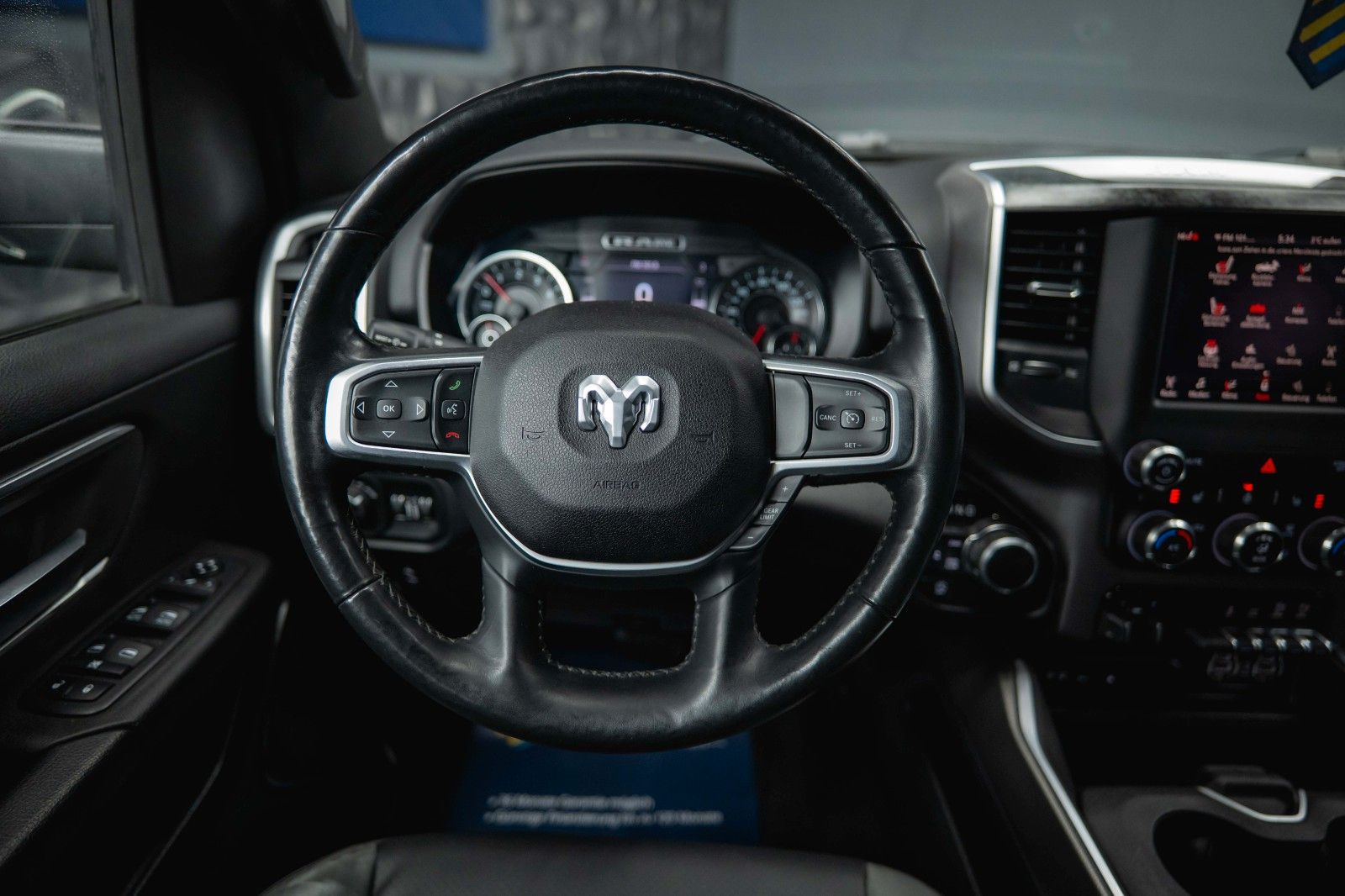 Fahrzeugabbildung Dodge RAM 5.7 V8 HEMI 4x4 OFFROAD Night-Paket *LED*19%