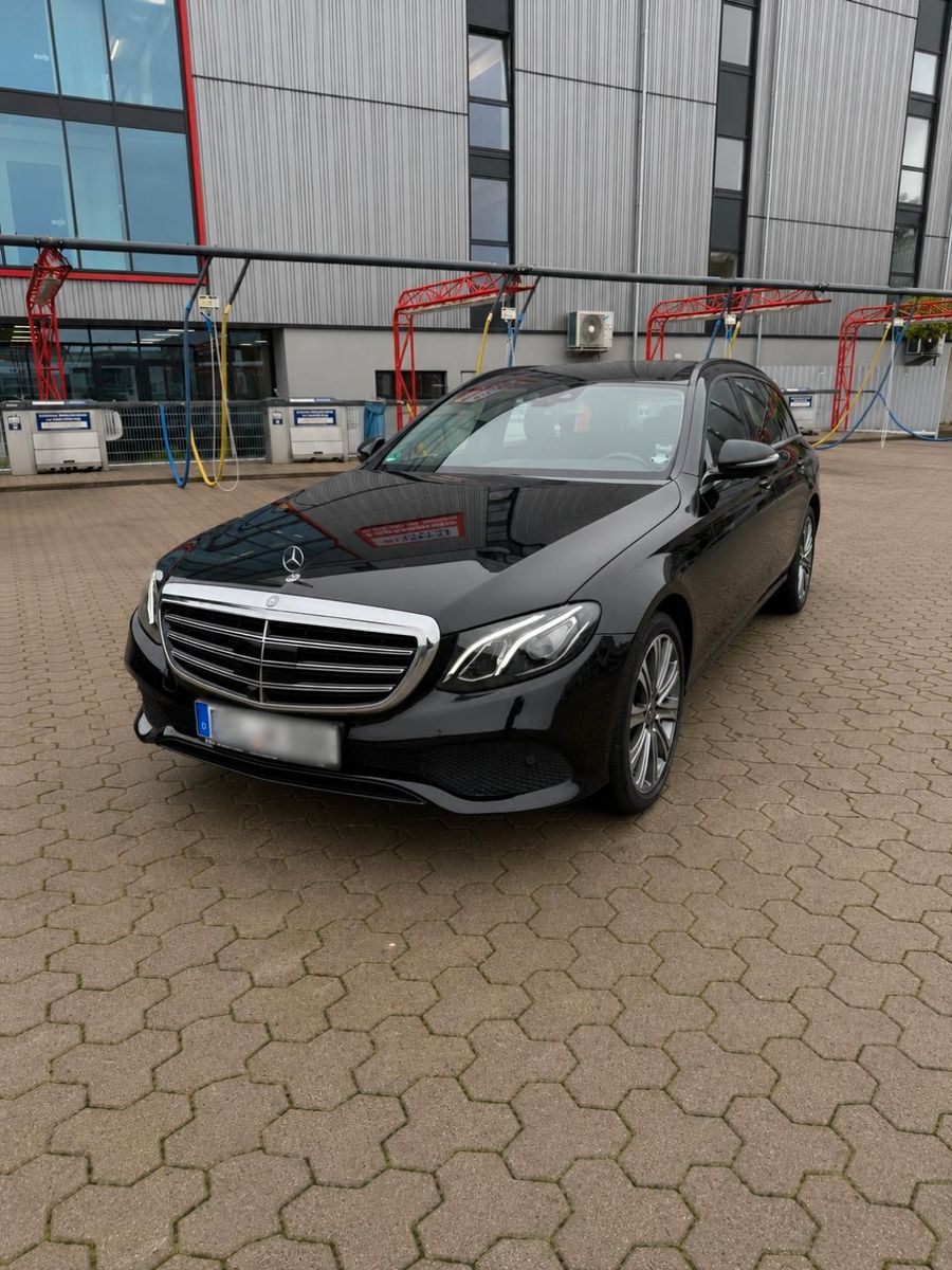 MERCEDES-BENZ E 220 d T Autom. - 9 G TRONIC 360 CAM ,LED,NAVI