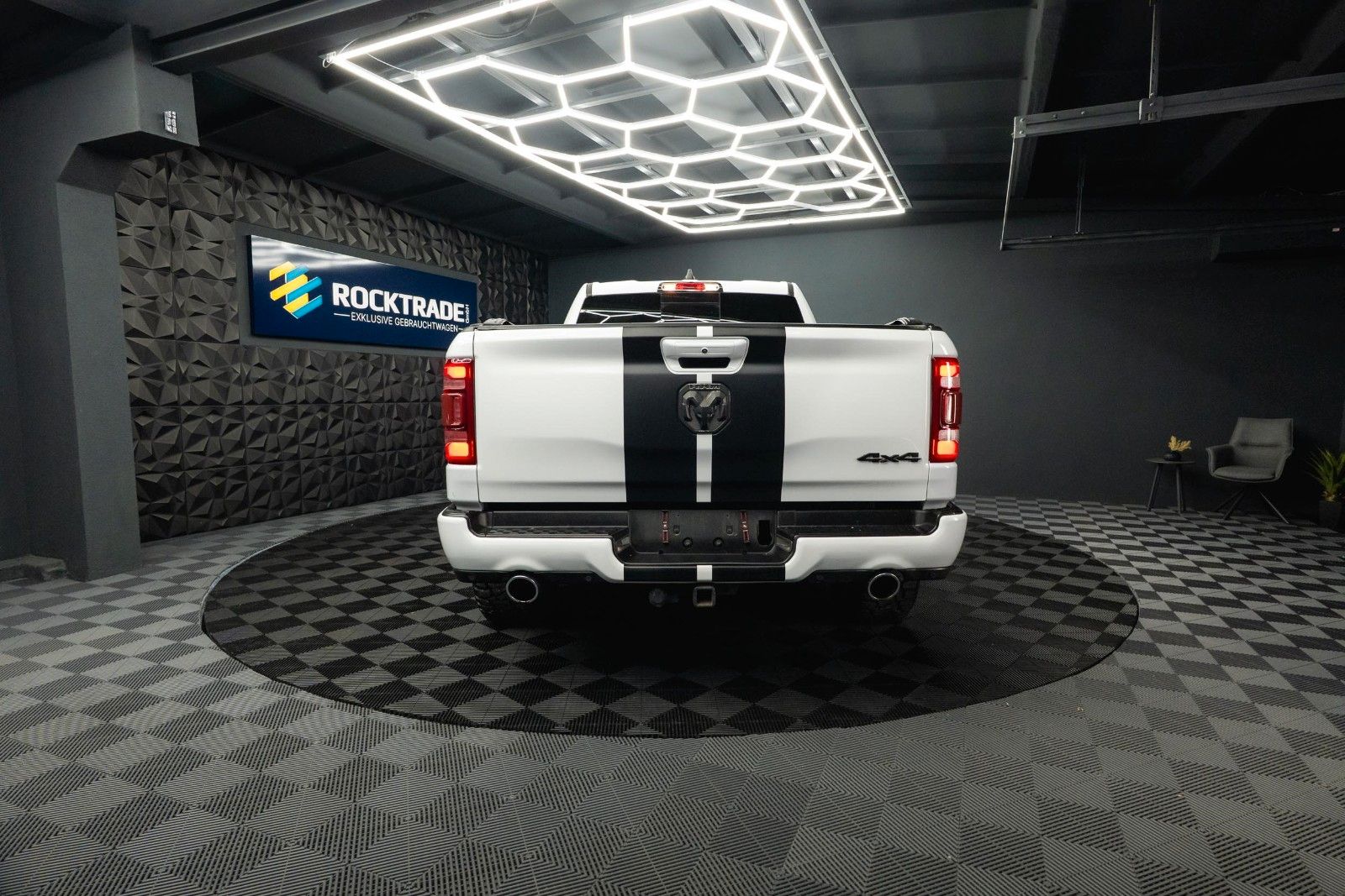 Fahrzeugabbildung Dodge RAM 5.7 V8 HEMI 4x4 OFFROAD Night-Paket LONGBED