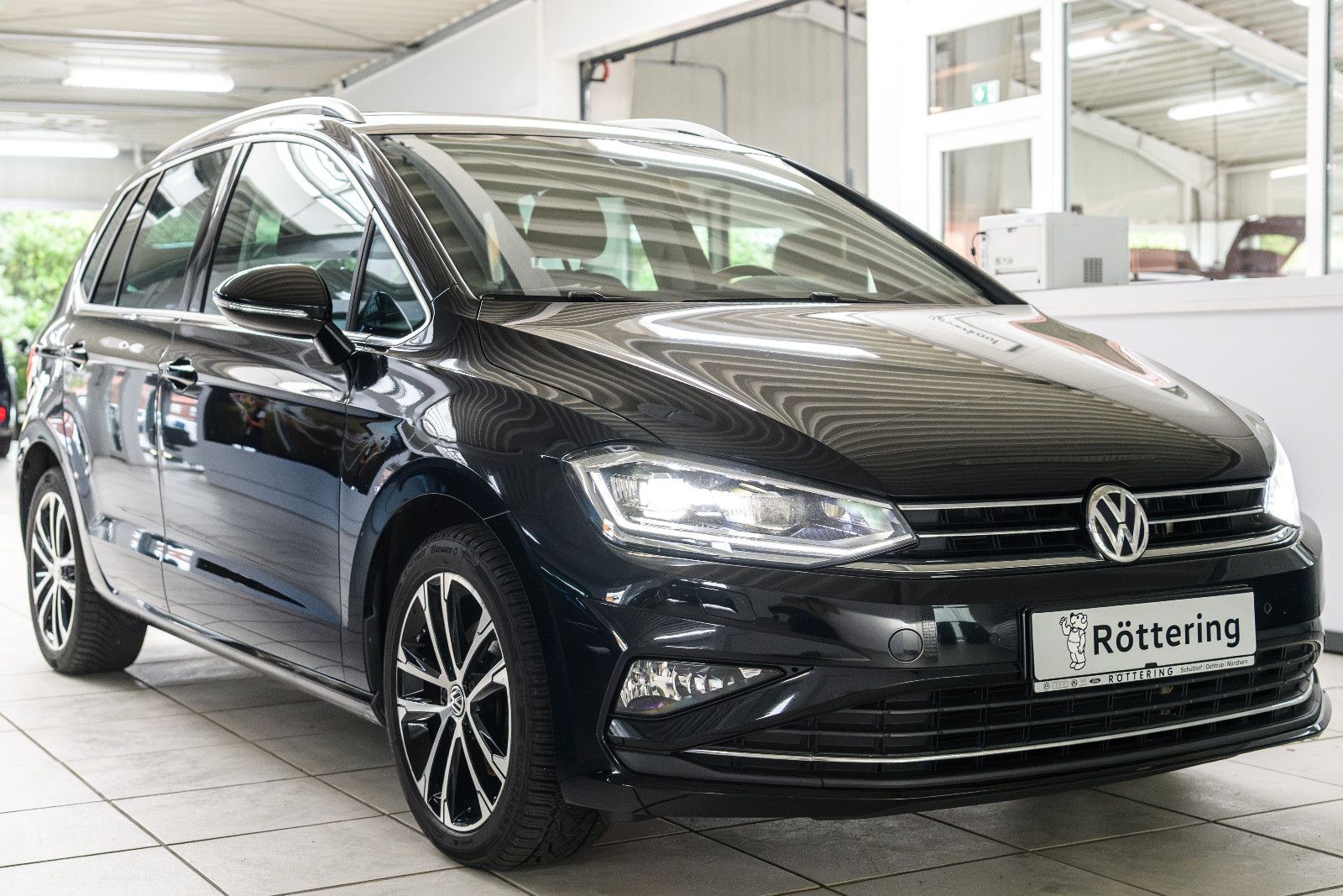 Fahrzeugabbildung Volkswagen Golf Sportsvan VII Highl+AHK+LED+GRA+SHZ+ALUFELG