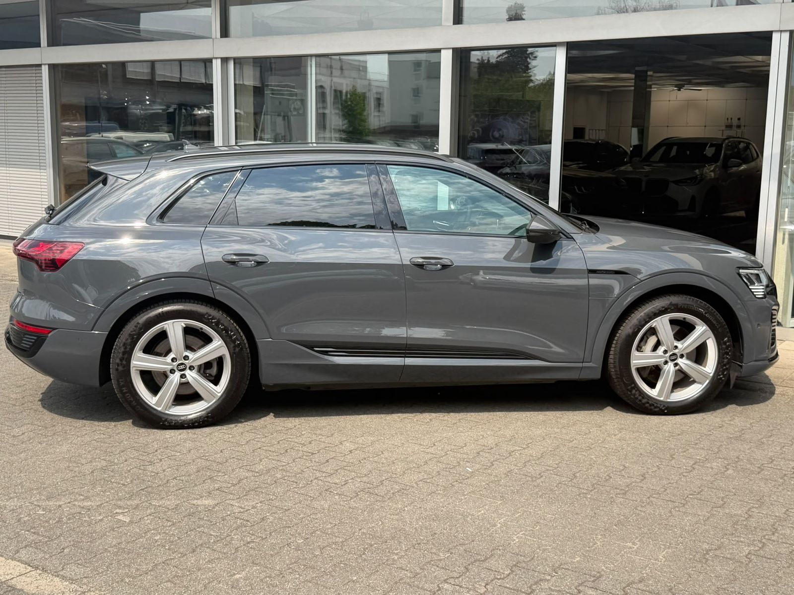 Fahrzeugabbildung Audi Q8 e-tron 55 QUAT 2X S LINE OPTIK BLACK+LUFT+AHK