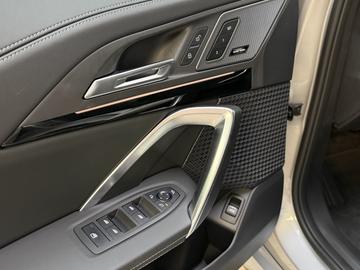 2026 BMW IX1 缩略图 14