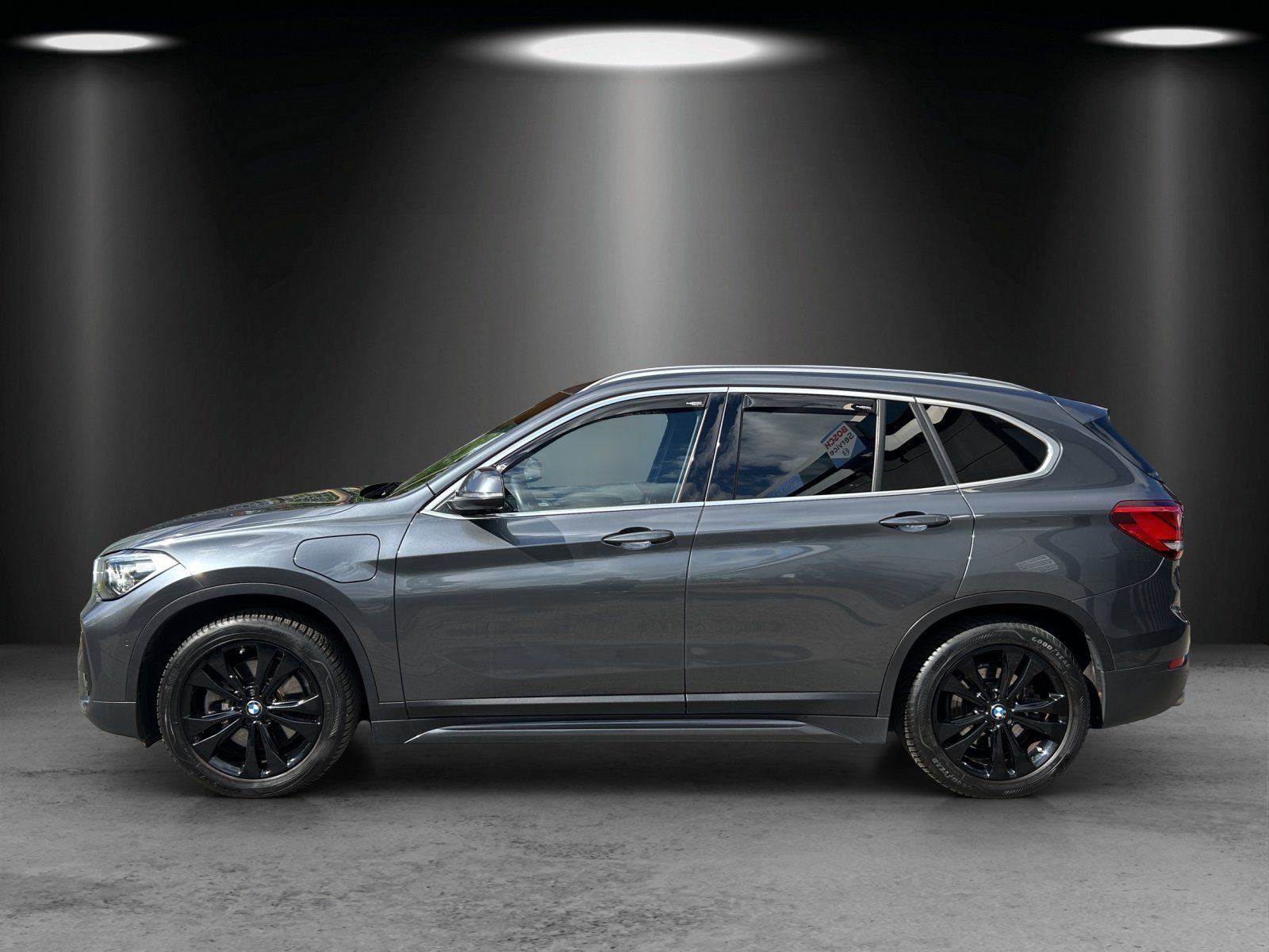 Fahrzeugabbildung BMW X1 xDrive25e Sport Line/PANO-DACH/NAVI+/KAMERA/